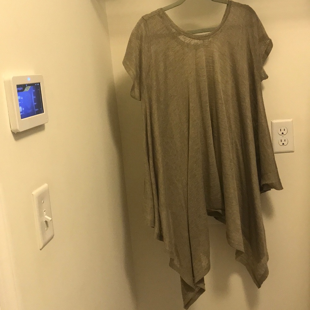 High-Low Short Sleeve Top - Picture 4 of 4